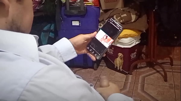 ¡¡Mi padrastro cochino y maduro se pajea con mis calzones!! Lo invito follar en el culo y que se corra en mi coño mientras su nueva esposa no esta.